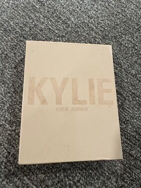 Kylie Cosmetics Pressed Illuminating Powder - Cotton Candy Cream (Beige)